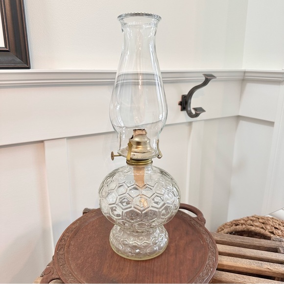 Vintage Honey Comb Kerosene Oil Lamp Ornate Hurricane Brass Glass 16” tall Nice! - Picture 7 of 8